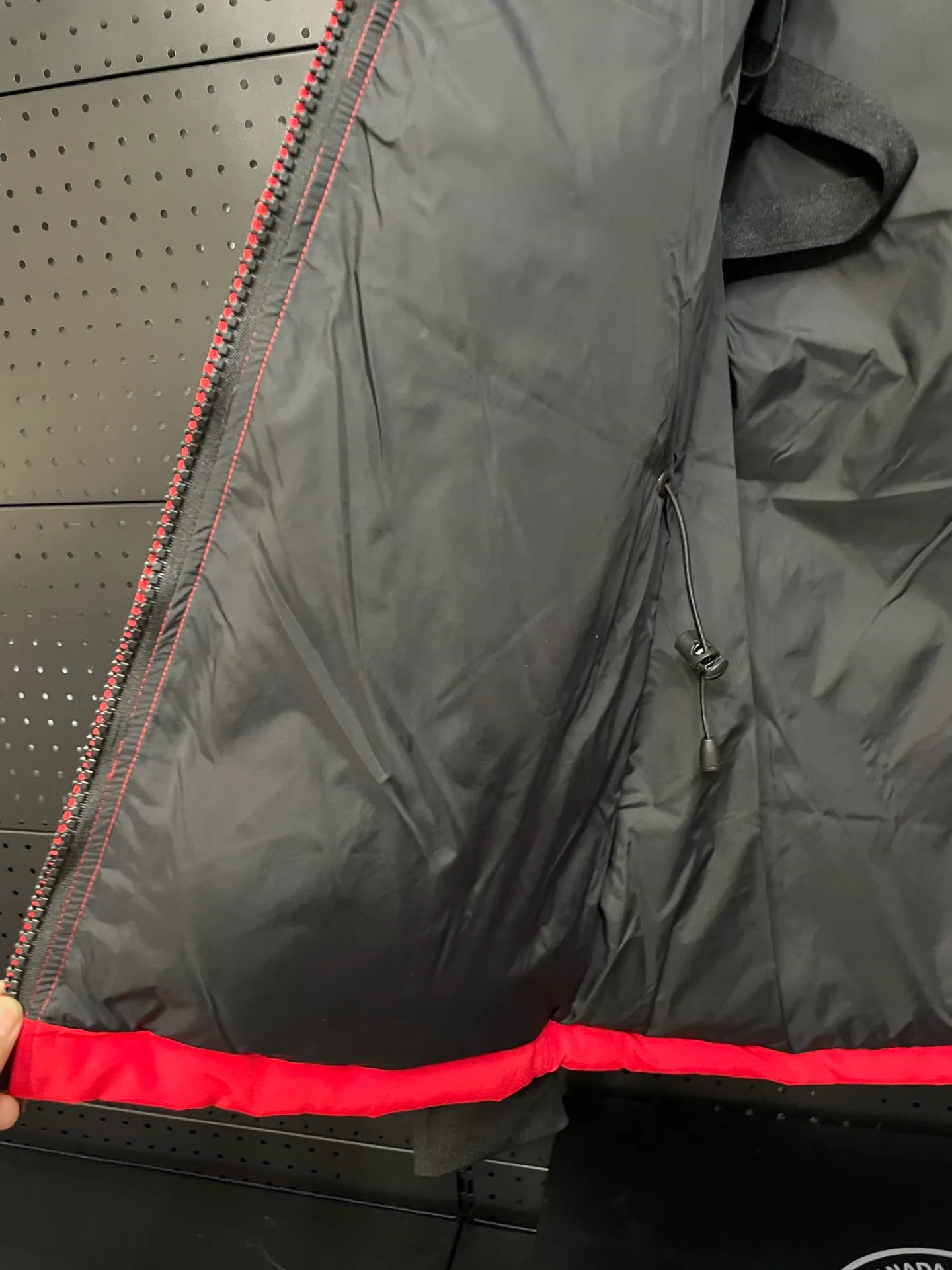 P880 Red Canadian CANADA GOOES 04/Female model. The Arctic and Antarctic scientific expedition teams and others all choose Canada Goose as their cold-proof equipment. They are the Rolls-Royce of down jackets.  ➖ Industry-leading anti-counterfeiting chip sensing.  ➖ Imported Behringer embroidery machines and customized embroidery labels, the highest level and industry leading.  ➖ Imported Korean 21-count polyester-cotton blended original fabric, TC85 waterproof coated fabric, water-repellent, windproof and wear-resistant.  ➖ The new national standard 80 white duck down is filled with an average of 520 grams of down. The amount of down filled is industry-leading.  ➖ 100% nylon lining with double double-layer sealing design to prevent velvet running, and seamless thread design on the cuffs!  ➖ Western Canadian Green Wolf Collar.  ➖ Yoshida YKK provides original factory-customized electroplated sliders. YKK two-way lockable zippers are tight and smooth and do not peel off paint.  ➖ 3M composite Velcro is durable and the accessories and hardware are all custom-made. Only for the purest goose, the most dedicated, the most professional, the highest quality, the highest cost performance!    SIZE:XS-XXL